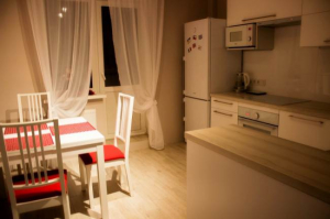 Дизайн белой кухни 10,7 кв. м с выходом на балкон