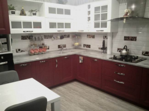 Дизайн красно-белой кухни из массива на 13,3 кв. м с фотообоями Лондона