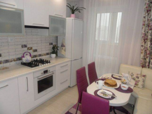 Кухня из белого глянца с лиловыми стульями на 10,3 кв. м
