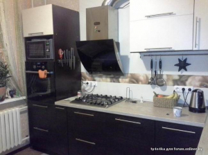 Дизайн бело-фиолетовой угловой кухни 10 кв.м.