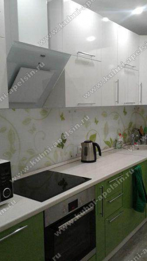 Бело-зеленая угловая кухня 8,5 кв. м в современном стиле