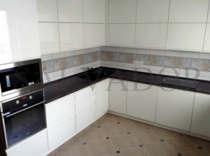 Дизайн белой глянцевой кухни 9 кв.м без ручек (фрезерованные)