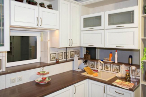 Белая угловая кухня 12,2 кв.м с высокими верхними шкафами. Классический стиль