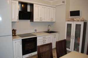 Белая классическая кухня ЗОВ 10 кв.м с обеденной зоной и телевизором