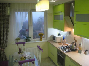 Зеленая кухня 12 кв.м с фиолетовым диваном и стульями
