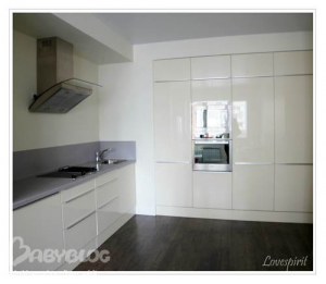 Дизайн и организация хранения на красивой белой глянцевой кухне