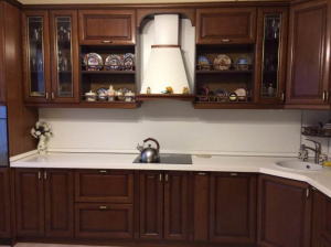 Дизайн кухни в стиле классика со столешницей и стеновой панелью из искусственного камня