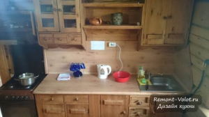 Недорогая кухня из массива сосны в загородном доме. Стиль кантри