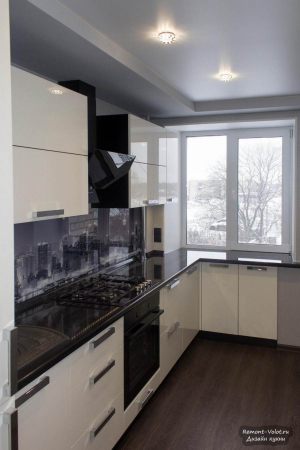 Черно-белая кухня 10 кв.м с глянцевыми фасадами и фартуком из стекла
