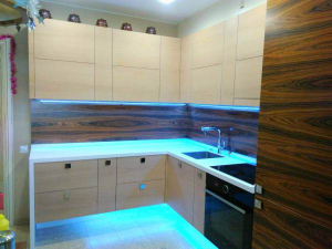 Дизайн угловой кухни 12 кв.м с красивой подсветкой и встроенным холодильником