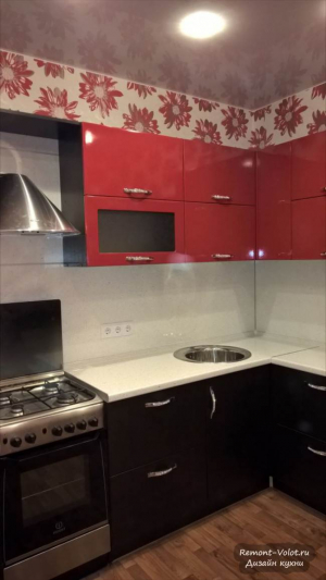 Красно-черная угловая кухня с белой столешнией в Ногинске