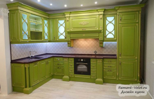 Дизайн яркой зеленой кухни 14 кв.м в классическом стиле с пилястрами. Встроенная техника