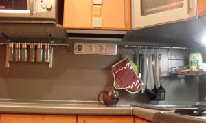 12 примеров расположения розеток на кухне - встроенные, выдвижные и угловые