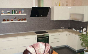 Современная белая кухня с черной вытяжкой и варочной панелью