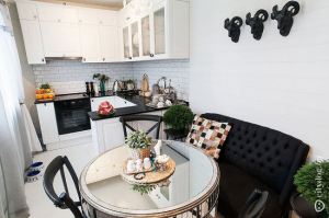 Черно-белая П-образная кухня с диваном.  Частный дом