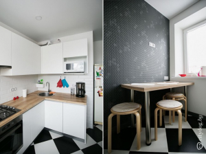 Дизайн белой кухни 7 кв. в скандинавском стиле. Черная стена и шахматный пол