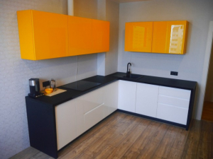 Бело-оранжевая кухня-гостиная в современном стиле