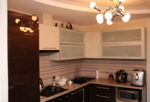 Дизайн кухни 12,3 кв. м с витражом и необычной люстрой-молекулой