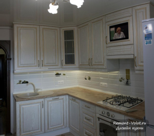 Дизайн кухни 12 кв.м. в классическом стиле со встроенными посудомойкой и ТВ
