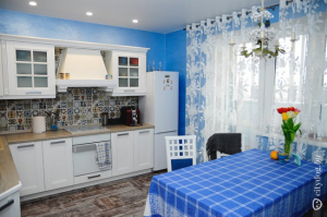 Дизайн белой кухни 12 кв.м с голубыми стенами и яркой плиткой на фартуке