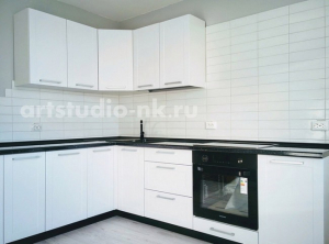 Дизайн белой кухни 12 кв.м с глянцевой черной столешницей и мойкой