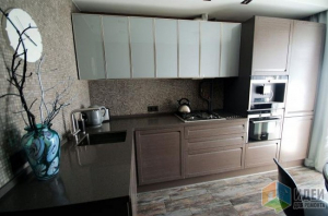 Стильный дизайн кухни 10 кв.м в темных тонах с фартуком-мозаикой