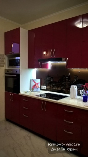 Бордовая угловая кухня 12 кв.м с фартуком из стекла