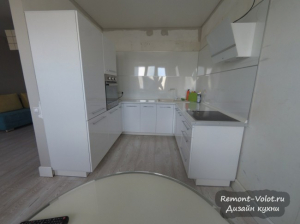 Дизайн белой глянцевой П-образной кухни 10 кв.м в Чите