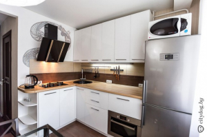 Дизайн белой кухни 6 кв. с варочной поверхностью на 2 конфорки