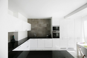 П-образная кухня в скандинавском стиле с французским окном