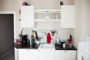 Белая кухня 8 кв.м со стелажом в арендной квартире (11 фото)