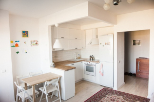 П-образная кухня-гостиная 20 кв. в скандинавском стиле с диванчиком