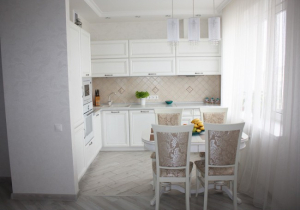 Дизайн белой классической кухни 10 кв. м, совмещенная с гостиной