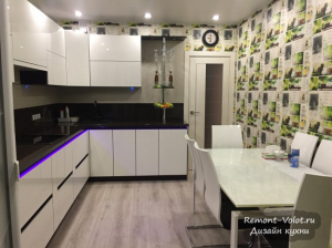 Дизайн черно-белой современной кухни 10 кв. м с фасадами из стекла и без ручек