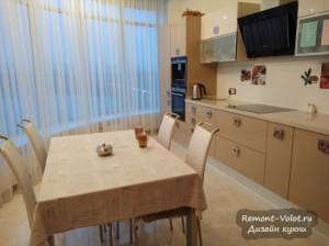 Дизайн бежевой итальянской кухни 15 кв. м с потрясающим видом из окна