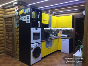 Яркая желтая кухня 20 кв. м с фартуком под камень в деревянном доме