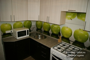 Недорогая угловая кухня 8 кв. м с выходом на балкон на заказ в Ульяновске