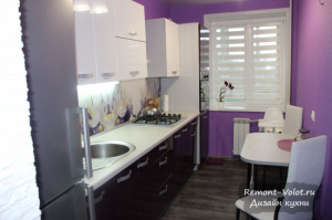 Фиолетовая кухня 7 кв. м с глянцевыми фасадами и фартуком с цветами