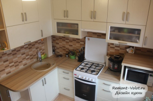 Угловая бежевая кухня 7 кв. м с холодильником и обеденным столом