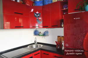 Красная кухня 6 кв. м с черной столешницей и красным холодильником