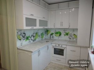 Белая угловая кухня 8 кв. м со скинали с зелеными лаймами
