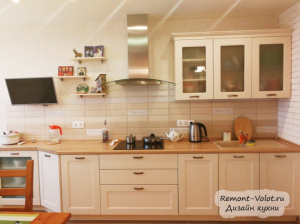 Классическая кухня 16 кв. м, которую объединили с балконом