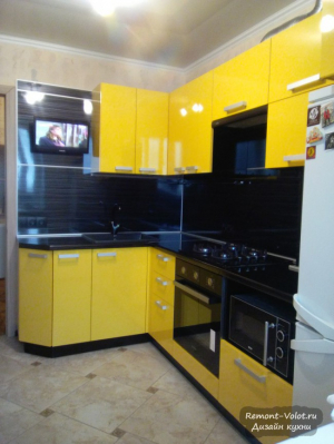 Желтая кухня с черной столешницей и фартуком 9 кв. м