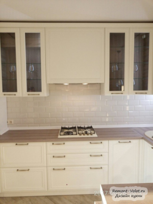 Дизайн светлой классической кухни 15 кв. м с барной стойкой и винной полкой