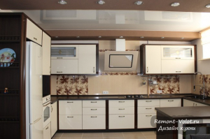 Светлая классическая кухня 20 кв м в частном доме с темной столешницей