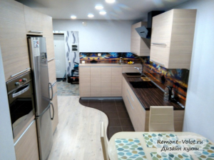 Параллельная кухня 15 кв м в современном стиле с морским пейзажем на скинали
