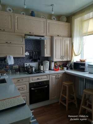 Кухня 13,6 кв. м со стиральной машиной, газовой колонкой и диваном
