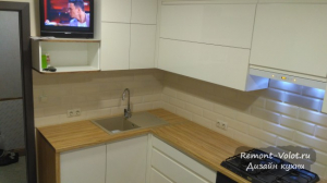 Дизайн белой кухни 7 кв. м с телевизором и ПММ в Витебске