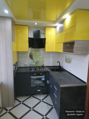 Крошечная желтая кухня 5 кв м с П-образной планировкой