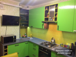 Яркая салатовая кухня 10 кв. м с фасадами из пластика